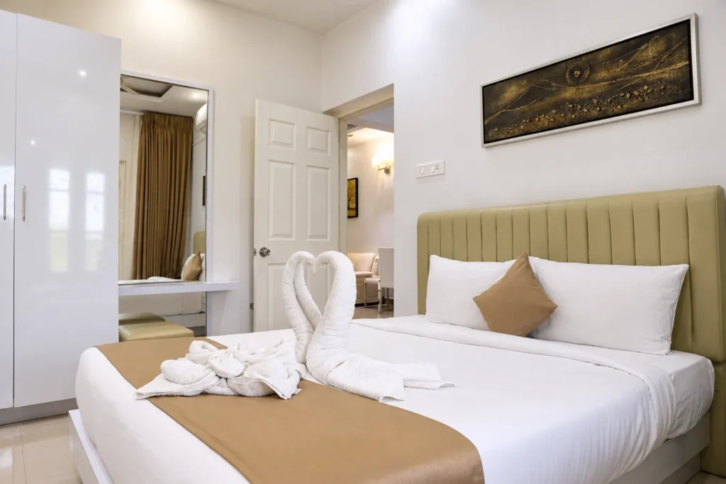 Apartment bedroom with king bed and wardrobe, Le Villagio Sulthan Bathery